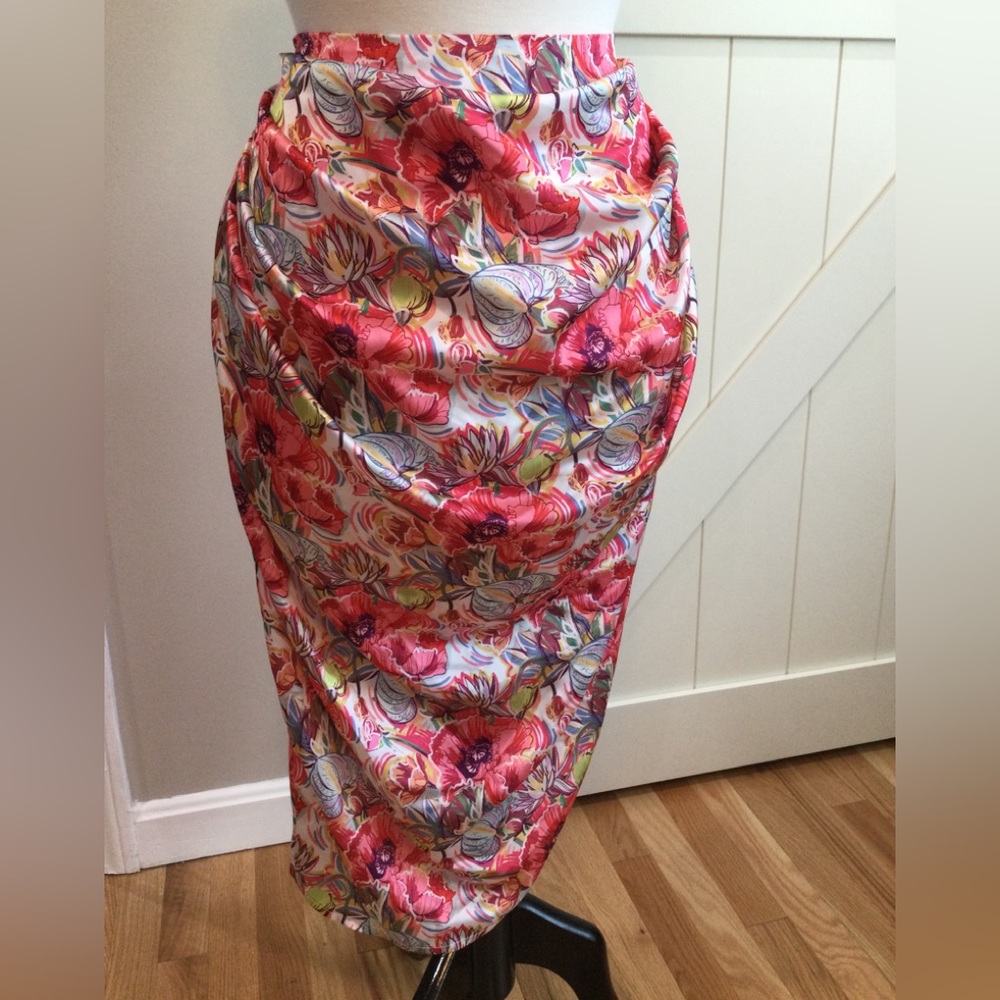 XS Maxi skirt, 100% polyester with zipper and side slit. DP